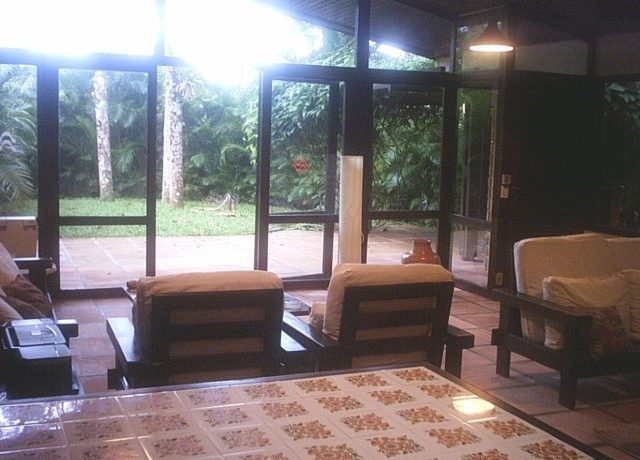 Sala de estar, varanda e jardim